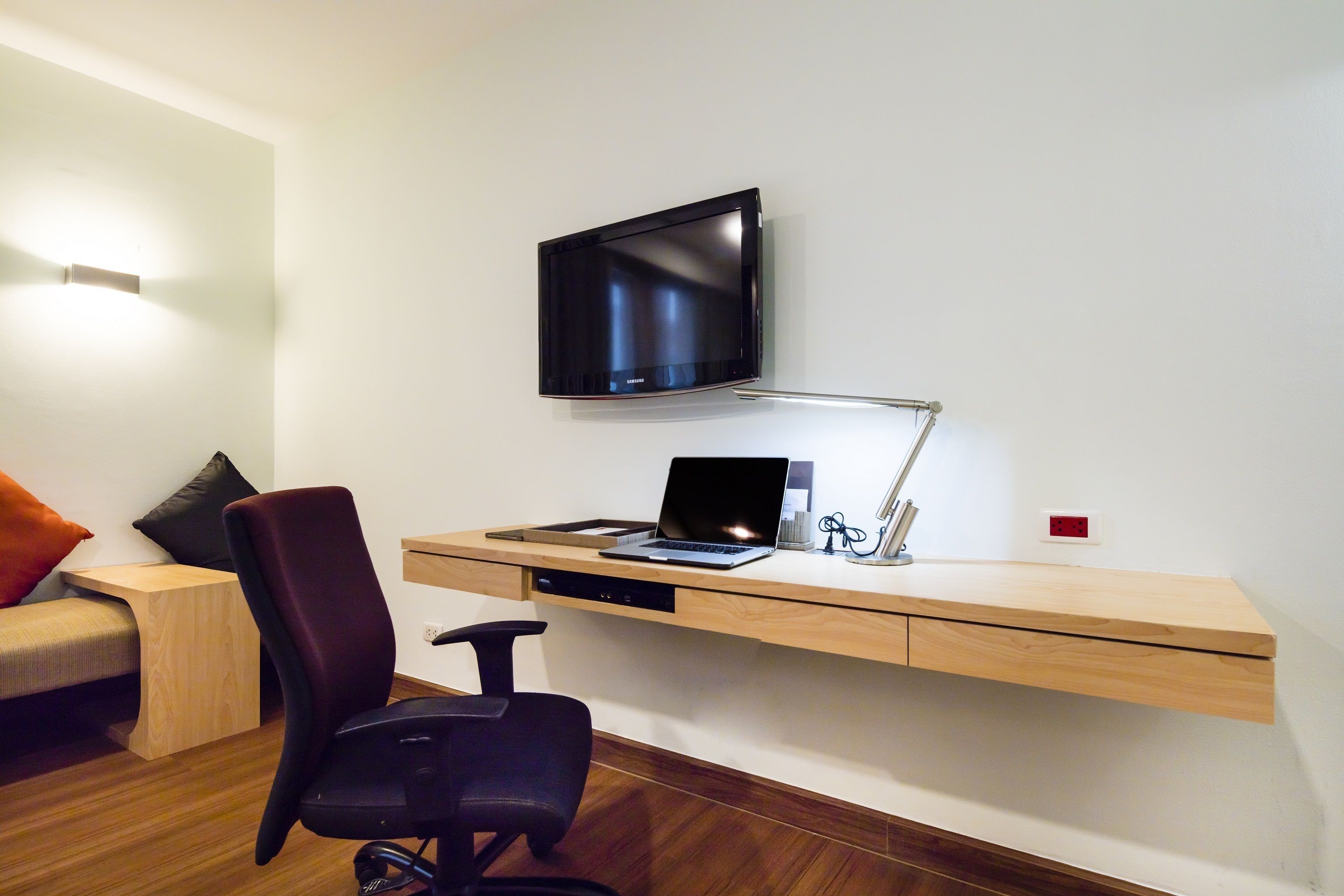 superior room, 1 king bed | living area | 32-inch lcd tv with cable channels, tv