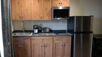 Réfrigérateur, micro-ondes, cafetiÚre/bouilloire