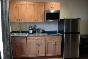 Lemari es, microwave, dan mesin pembuat kopi/teh