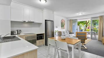 Geladeira grande, micro-ondas, cooktop, lava-louças