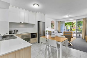 Full-sized fridge, microwave, stovetop, dishwasher - Ramada Encore by Wyndham Whale Cove (Urangan)