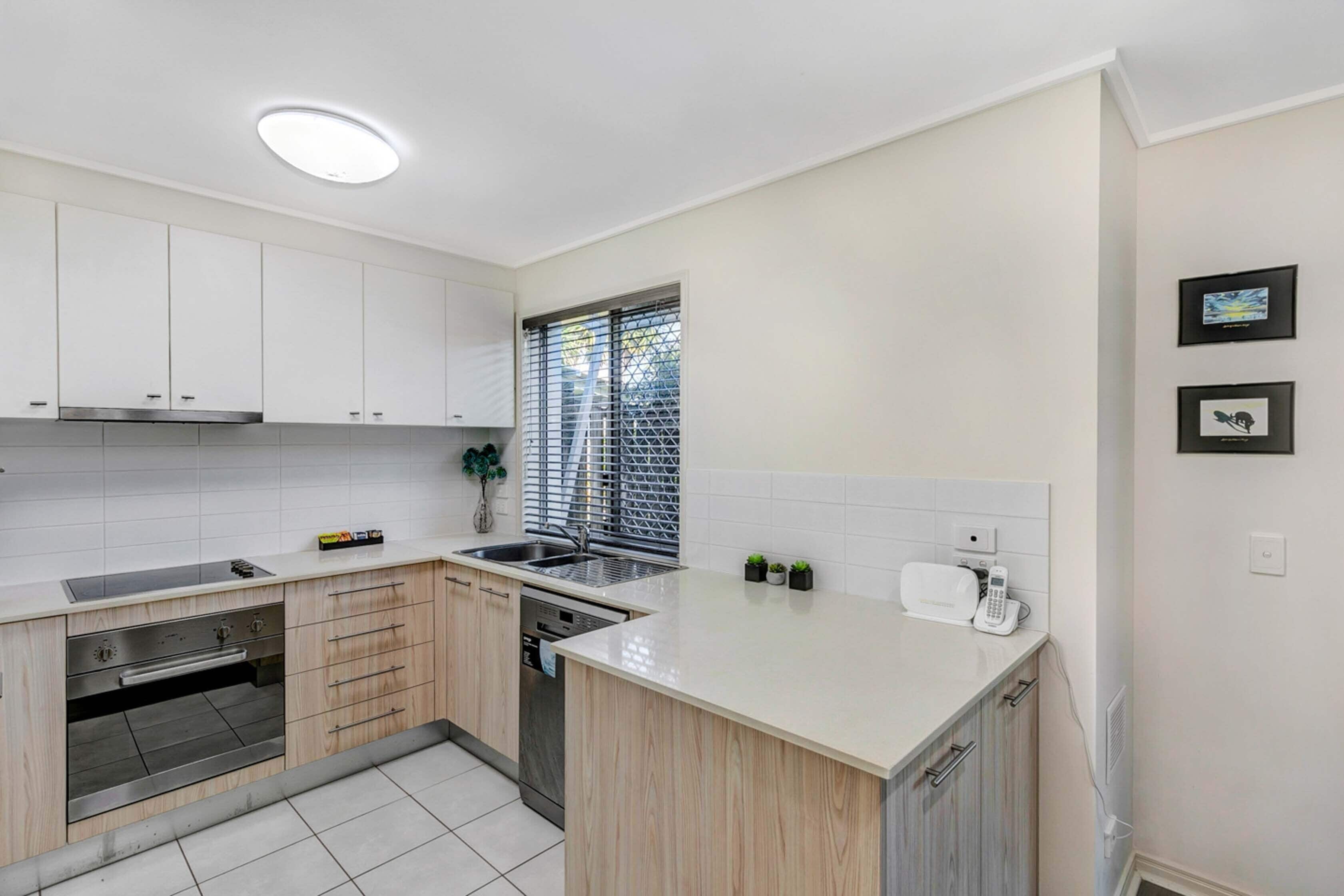 apartment, 3 bedrooms | private kitchen | full-sized fridge, microwave, stovetop, dishwasher