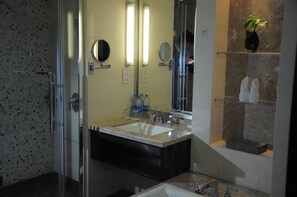 Ducha y bañera combinadas, secador de pelo y albornoces