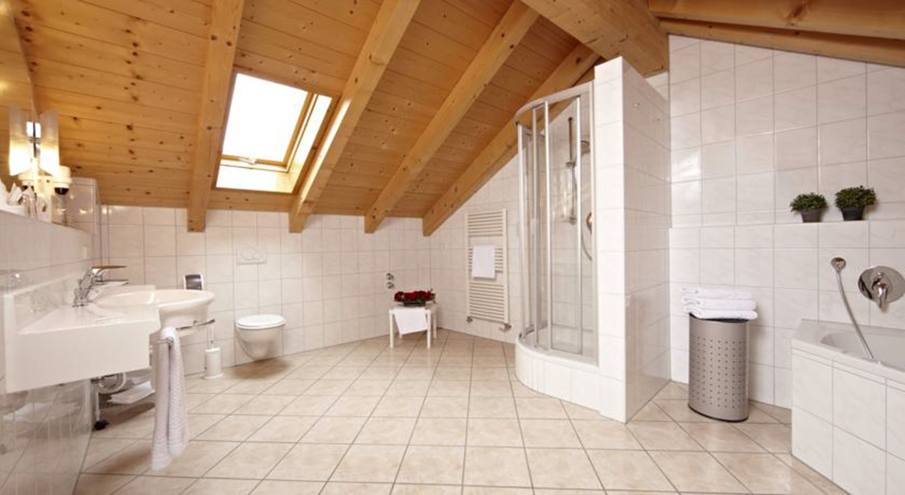 junior suite, 1 bedroom (with balcony, 50 qm) | bathroom | hair dryer, towels, soap, shampoo