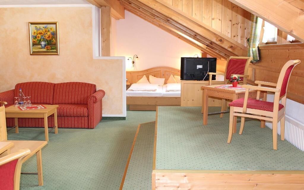 flat-screen tv, pay films