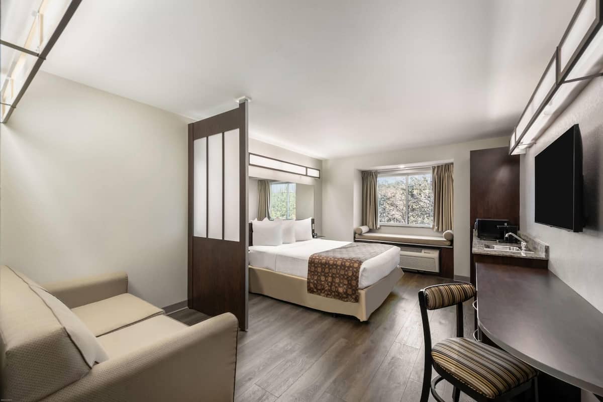 Suite, accessible aux personnes à mobilité réduite | Coffre-fort, décor unique, ameublement unique, bureau