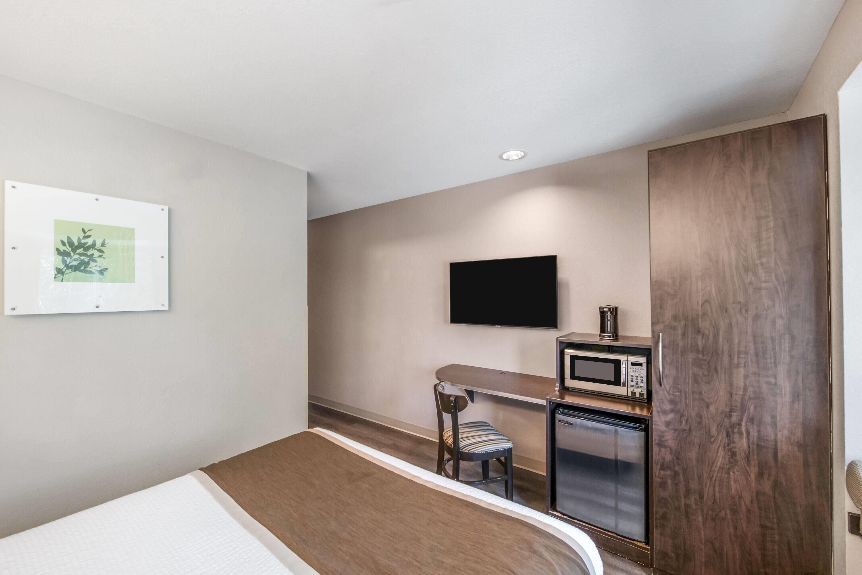 Standard Room, 1 Queen Bed, Accessible | In-room safe, desk, laptop workspace, iron/ironing board