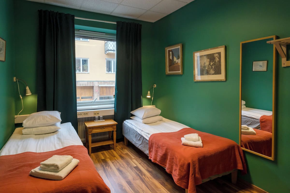 Chambre Standard avec lits jumeaux, salle de bains commune | Wi-Fi gratuit, draps fournis