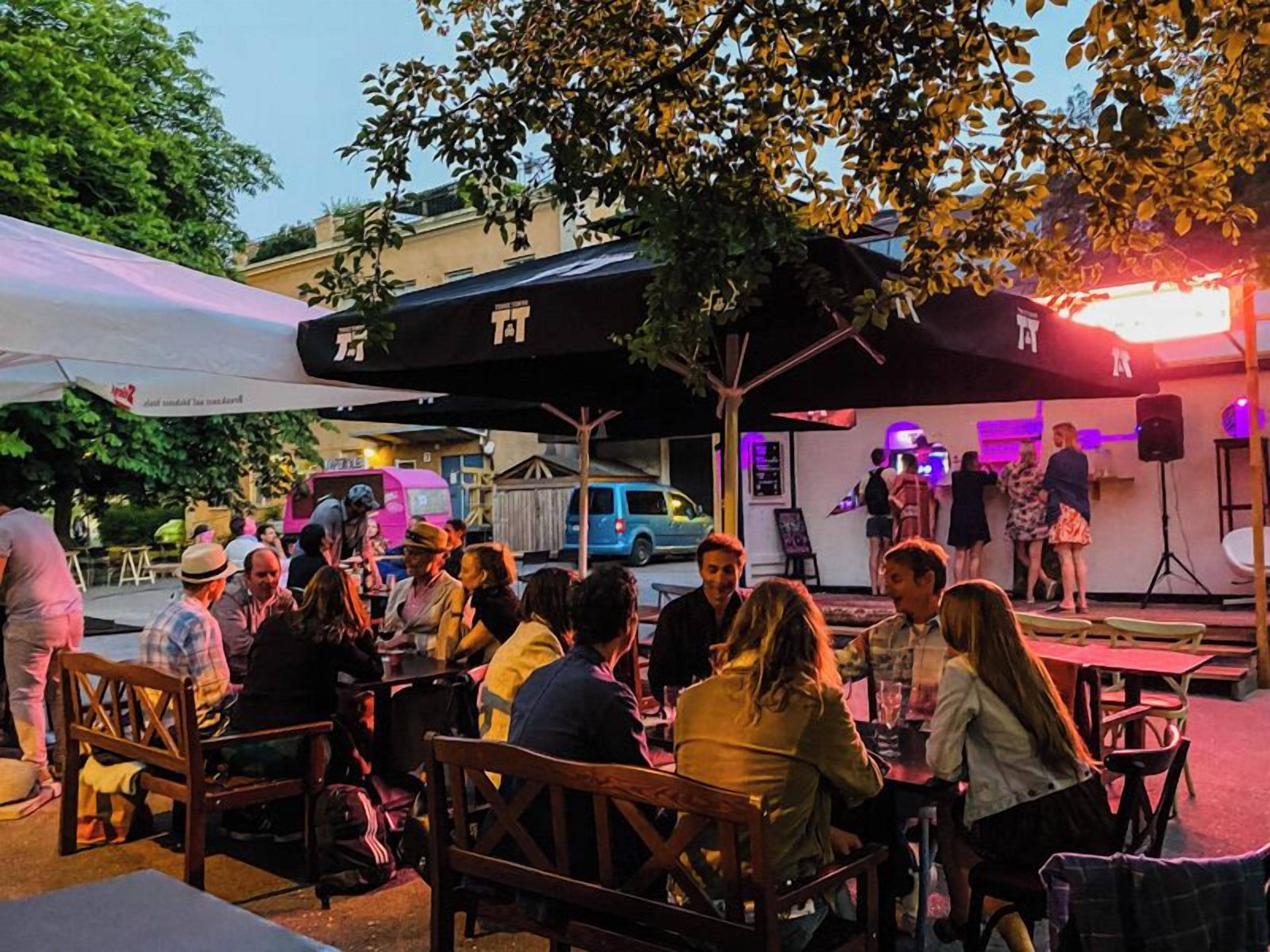 2 restaurants, breakfast served