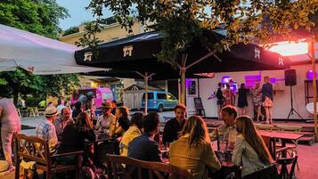 2 restaurants, breakfast served