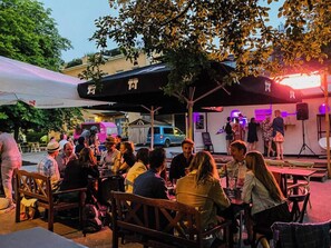 2 restaurants, breakfast served