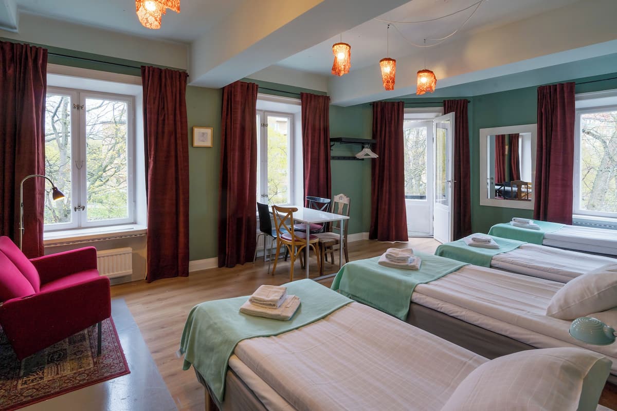 Quadruple Room with Shared Bathroom (Annex) | Wi-Fi gratuit, draps fournis