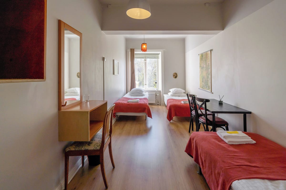Triple Room with Shared Bathroom (Annex) | Wi-fi (inkludert) og sengetøy
