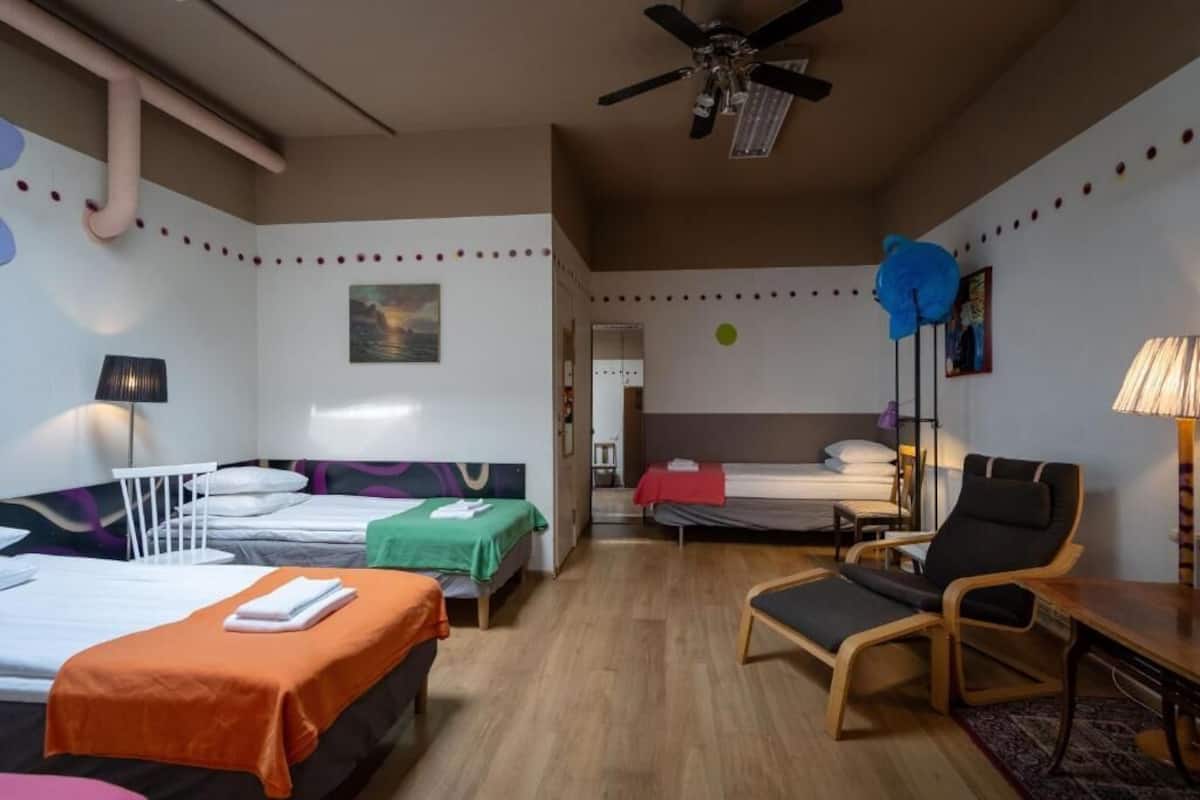 Quadruple Room with Private Bathroom, only Skylight (Annex) | Wi-fi (inkludert) og sengetøy