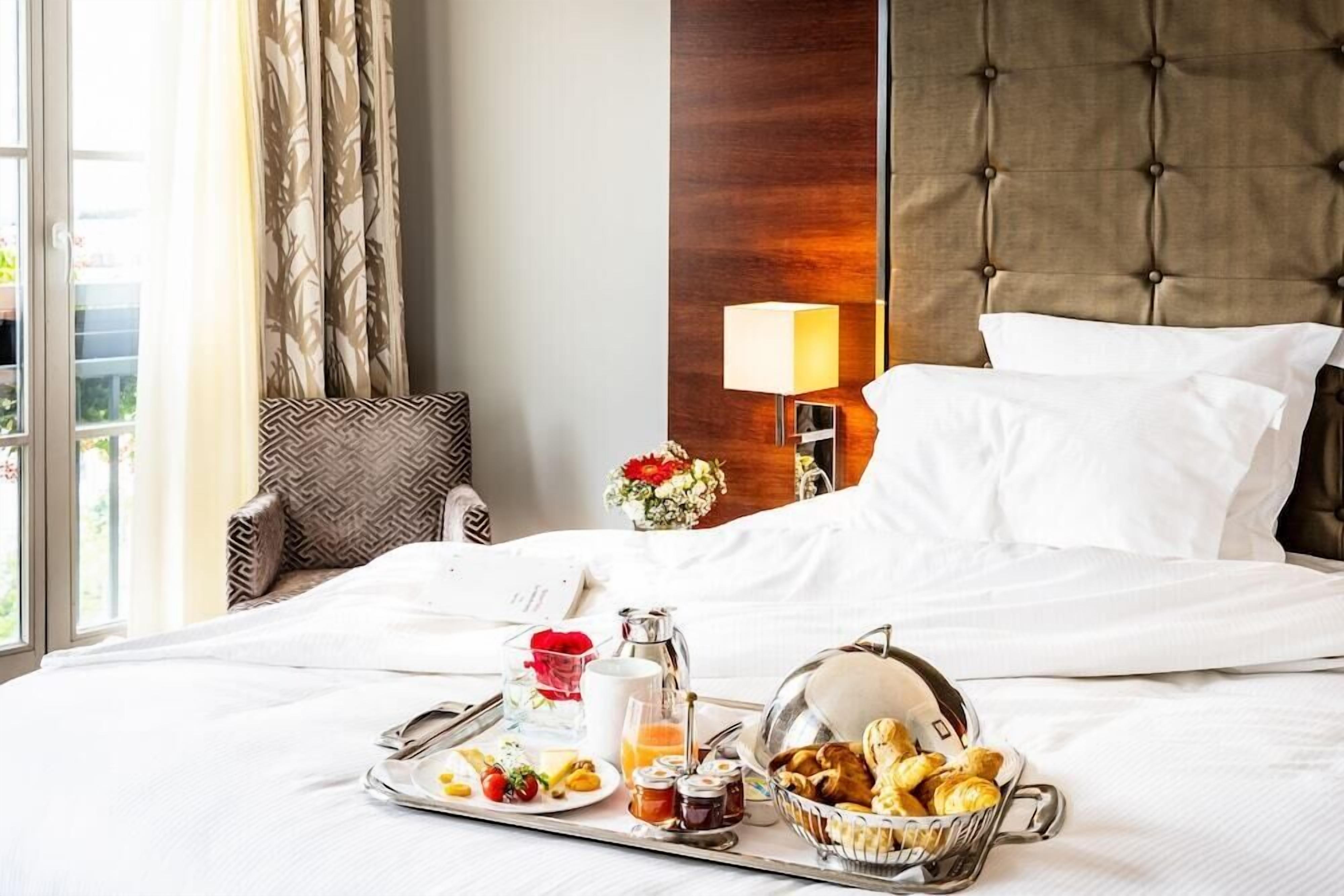 Luxe beddengoed, pillowtop-bedden, een kluis op de kamer, een bureau