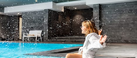 Indoor pool, sun loungers