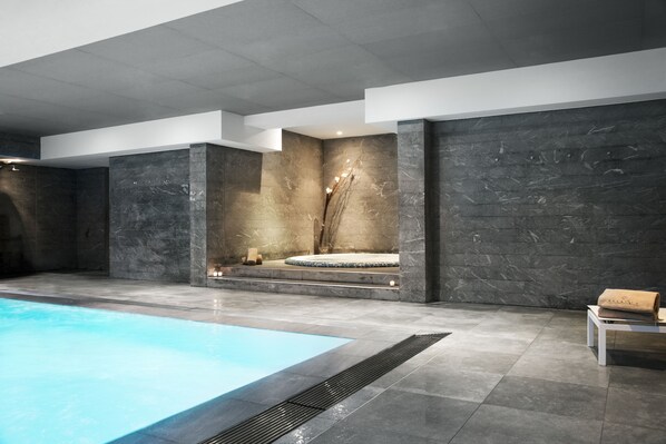 Indoor spa tub