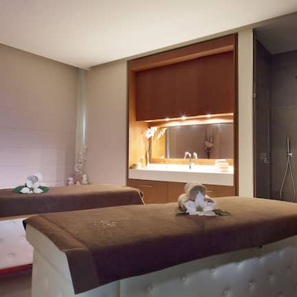 Couples treatment room(s), sauna, hot tub, steam room