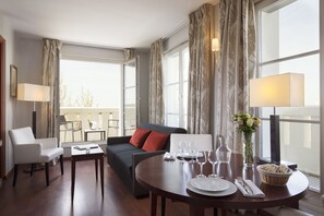 Suite Junior Executive | Area soggiorno | TV a schermo piatto