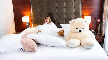 Suite Junior Executive | Premium bedding, pillowtop beds, in-room safe, blackout drapes