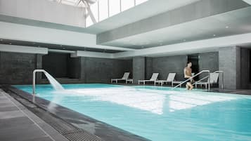 Kolam renang indoor