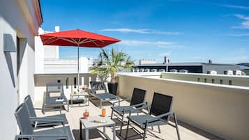 Junior suite | Luxe beddengoed, pillowtop-bedden, een kluis op de kamer, een bureau