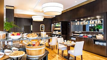 Desayuno buffet (EUR 26 por persona)