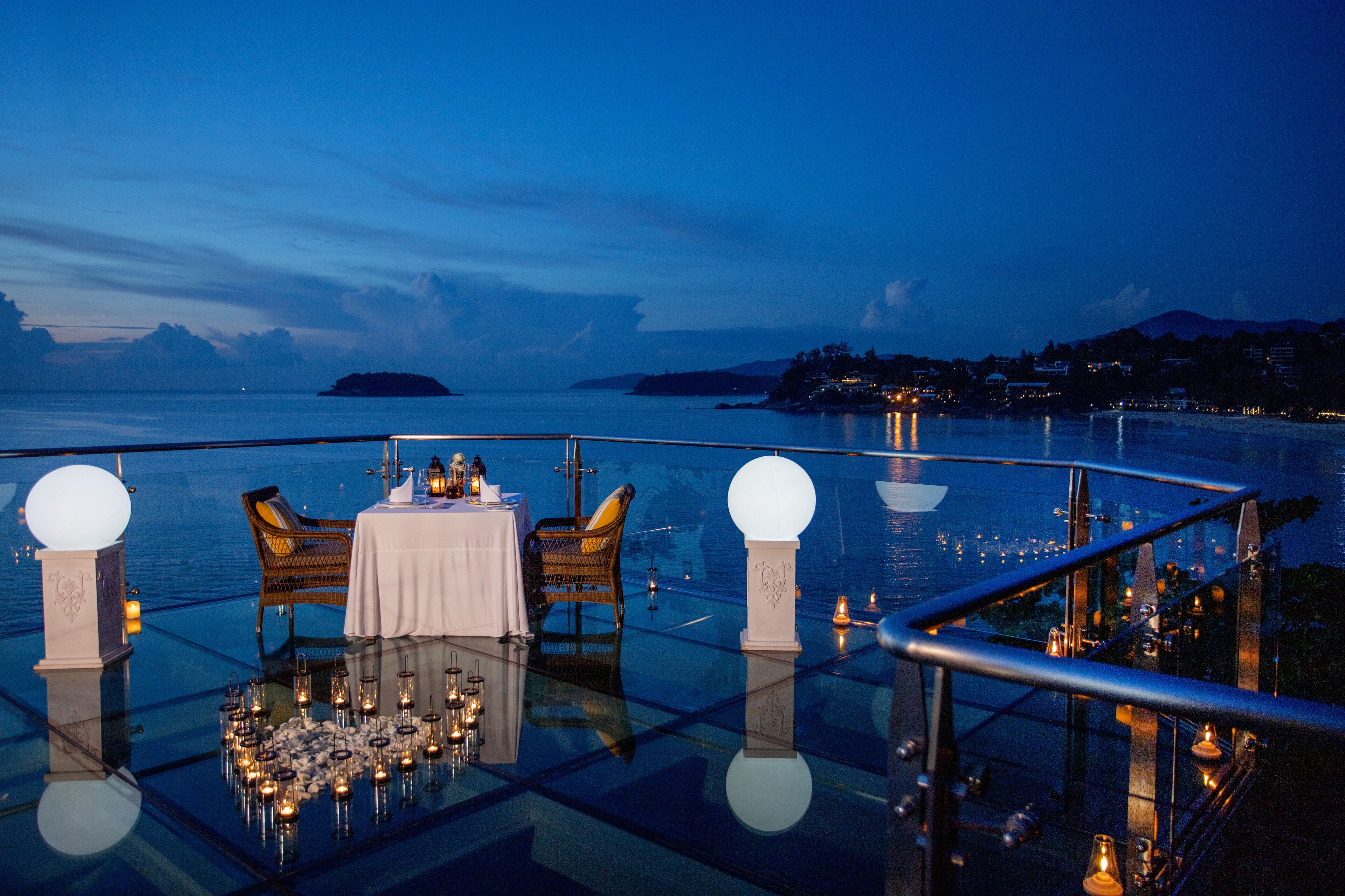 Melayani sarapan, makan siang, makan malam; dengan pemandangan pantai