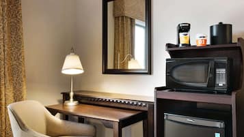 Escritorio, cortinas blackout y tabla de planchar con plancha
