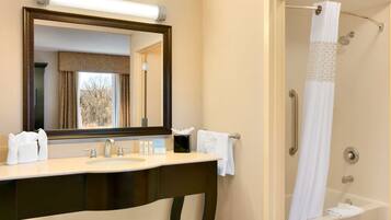 Studio, 1 King Bed with Sofa bed | Bathroom | Combined shower/tub, designer toiletries, hair dryer, towels