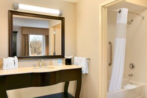 Studio, 1 très grand lit et 1 canapé-lit | Salle de bain | Ensemble baignoire-douche, articles de toilette griffés