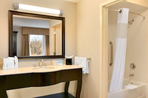 Estudio, 1 cama de matrimonio grande con sofá cama | Baño | Ducha y bañera combinadas y artículos de higiene personal de diseño