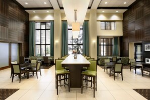 Free daily full breakfast - Hampton Inn & Suites Mahwah (Mahwah)