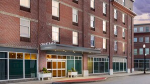 A multi-story brick building with a sign reading "COURTYARD BY MARRIOTT". - Courtyard by Marriott Keene Downtown (Keene)