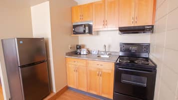 Executive Suite, 1 Double Bed (Full Kitchen 2 Queen Beds) | Private kitchen | Fridge, microwave, coffee/tea maker