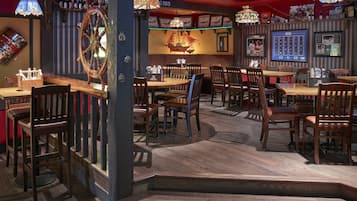 Serveert ontbijt, lunch en diner