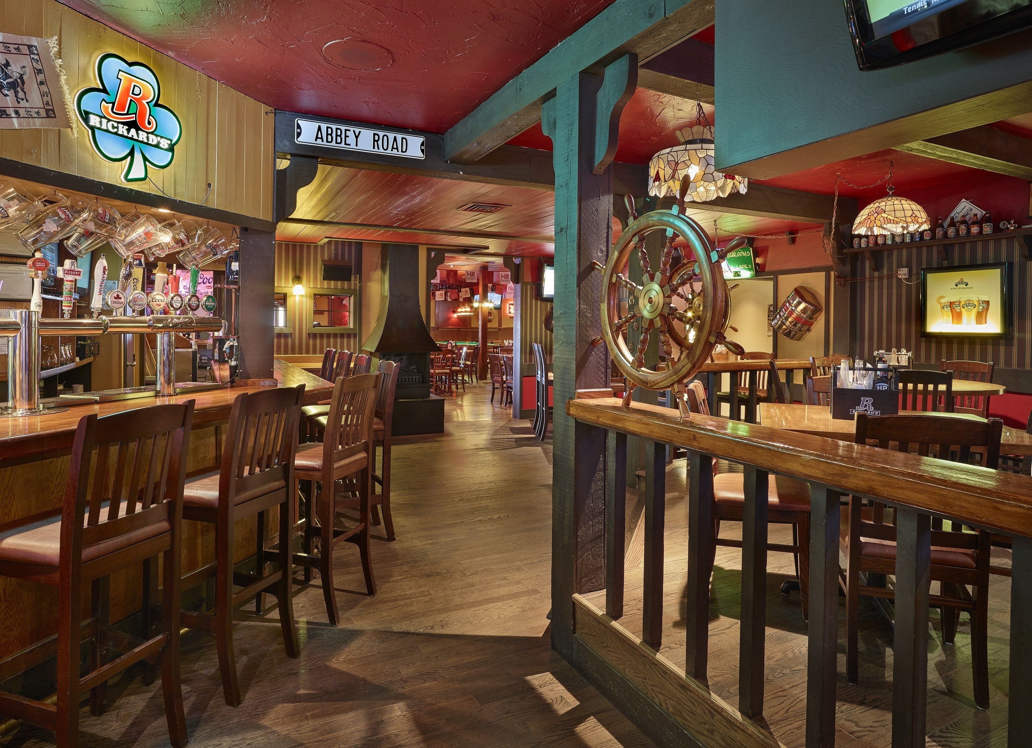 serves breakfast, lunch and dinner