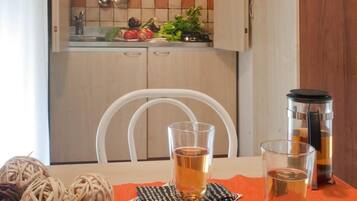 Geladeira, micro-ondas, cooktop, cafeteira/chaleira