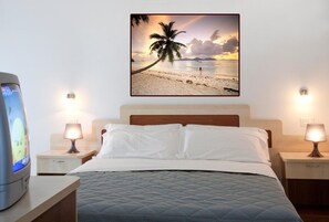 Coffres-forts dans les chambres, fer et planche à repasser