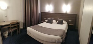 Desk, soundproofing, iron/ironing board, cots/infant beds - Logis Hôtel Saint Jacques (Valence)