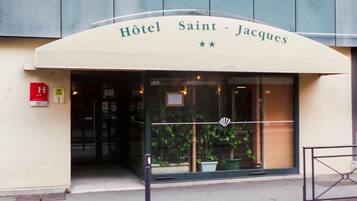 En hotelindgang med et skilt, der viser 'Hôtel Saint-Jacques'.