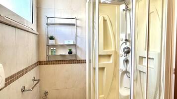 Shower, free toiletries, bidet, towels
