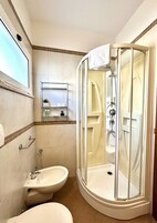 Ducha, artículos de tocador gratuitos, bidet, toallas
