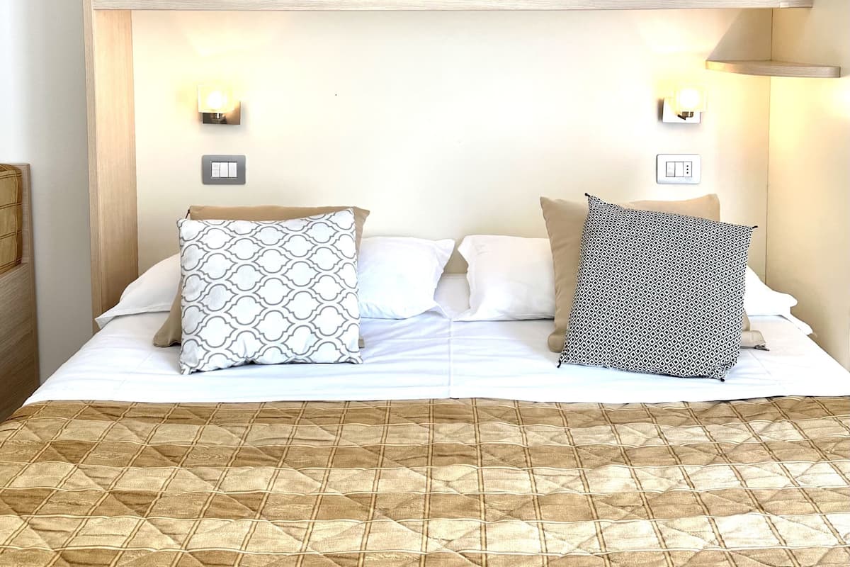 Studio | In-room safe, desk, iron/ironing board, free WiFi