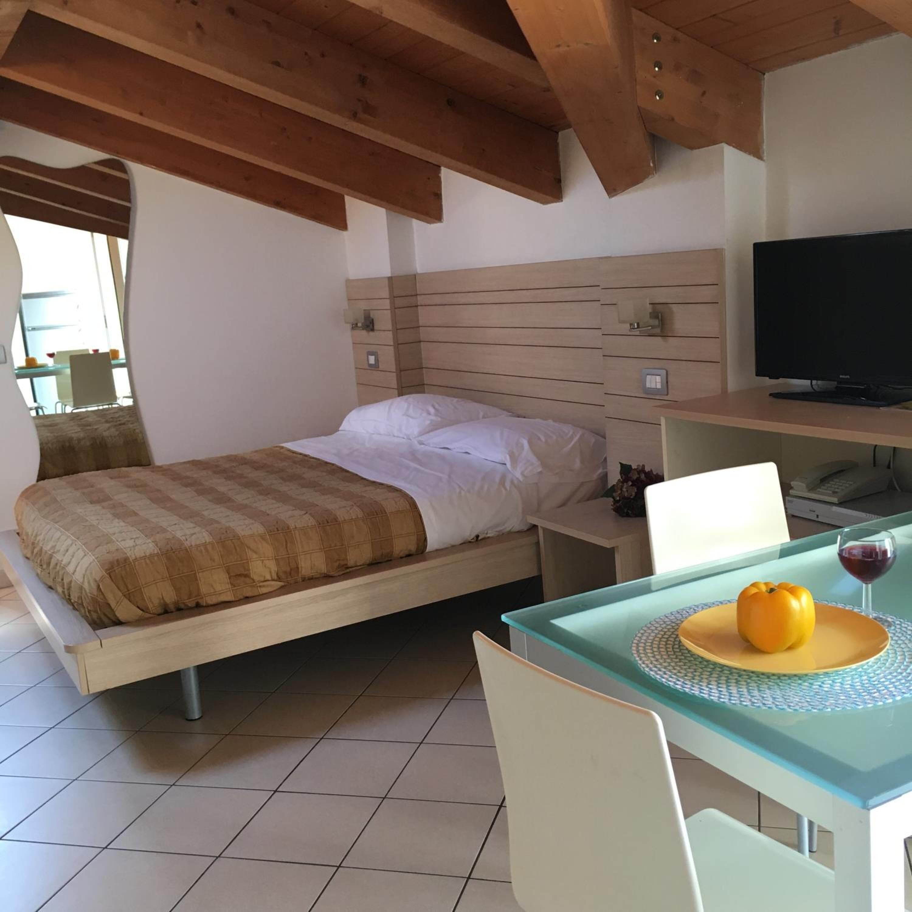 Coffres-forts dans les chambres, bureau, fer et planche à repasser