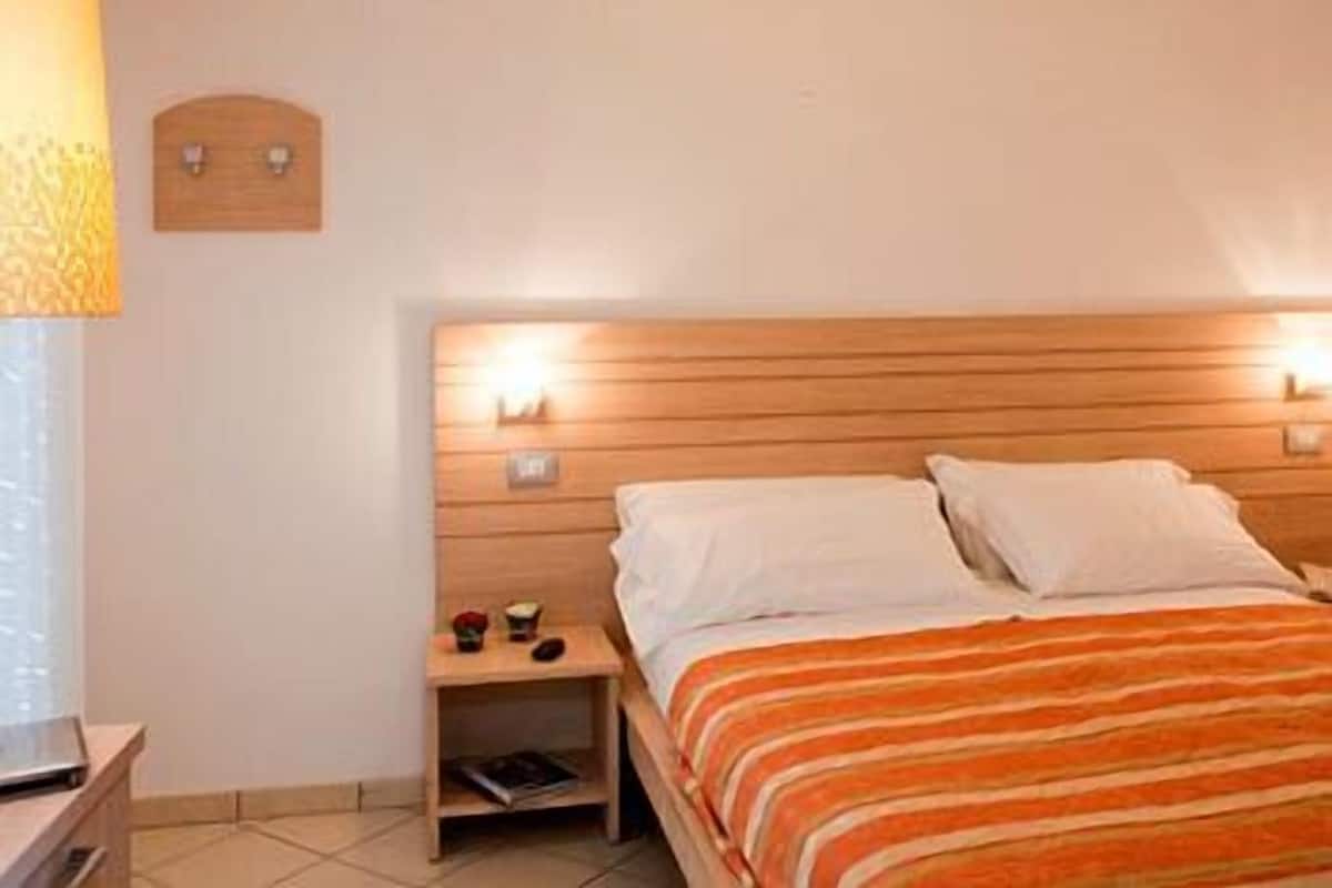 In-room safe, desk, iron/ironing board, free WiFi