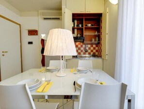 Kjøleskap, mikrobølgeovn, kokeplater og kaffetrakter/tekoker