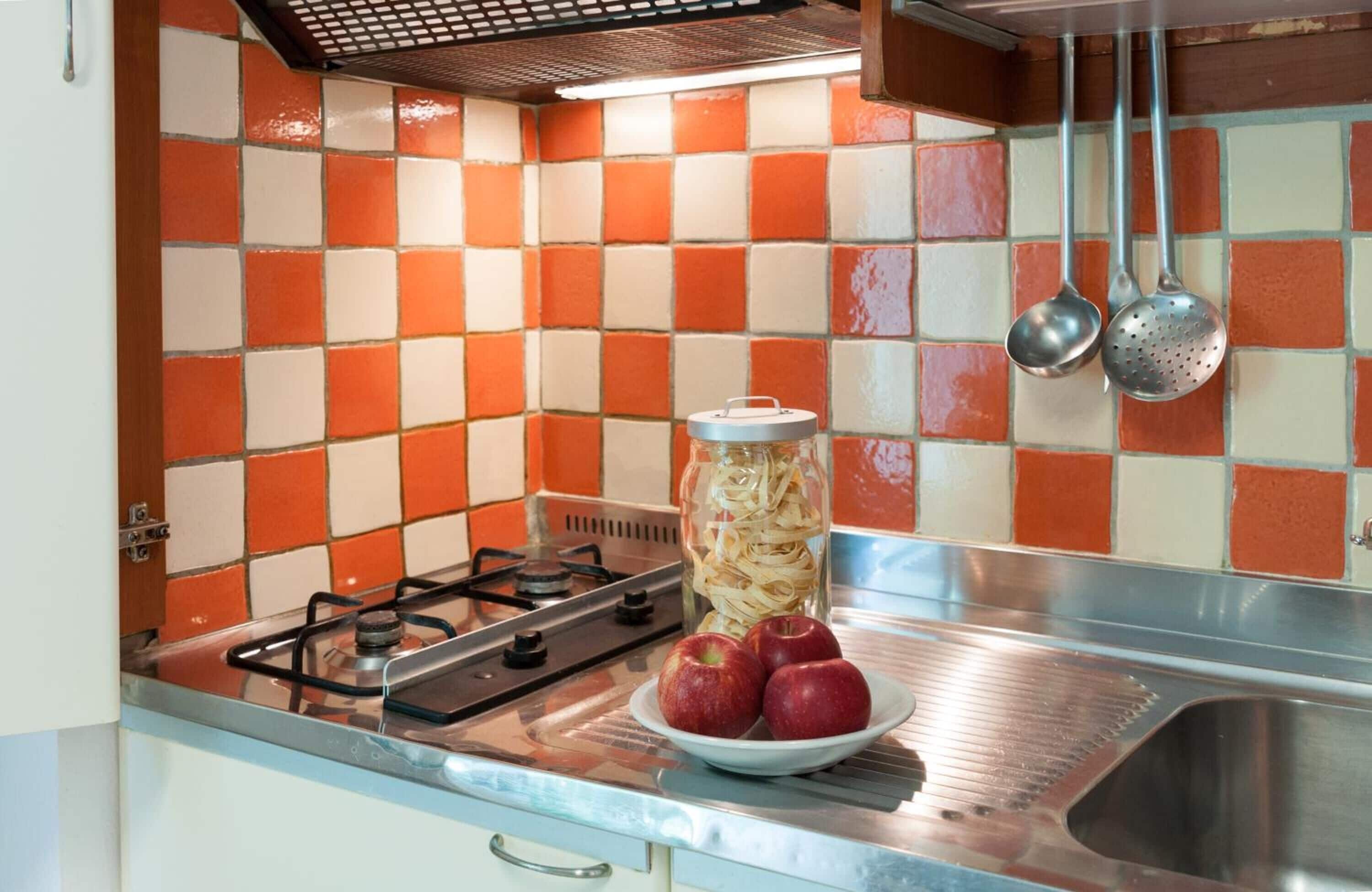 Kühlschrank, Mikrowelle, Herdplatte, Wasserkocher mit Kaffee-/Teezubehör