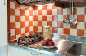 Geladeira, micro-ondas, cooktop, cafeteira/chaleira