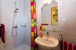 Habitación doble estándar | Baño | Secadora de cabello, toallas, papel de baño 